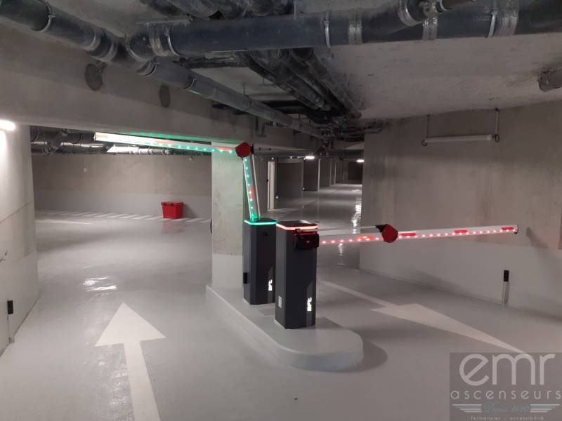 Installation de barrières lumineuses dans un parking a villeneuve Loubet