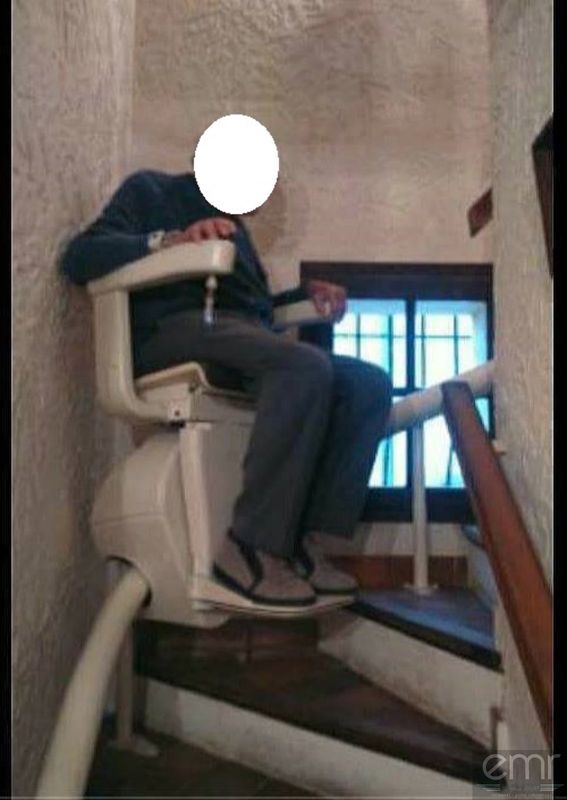 Pose d'un fauteuil monte escaliers intérieur chez un particulier à Mandelieu
