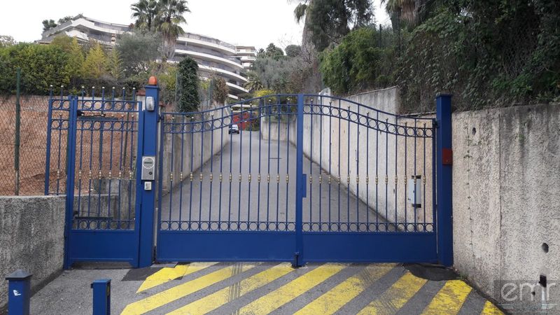 Installation d'un portail avec contrôle d’accès dans une copropriété à Nice.