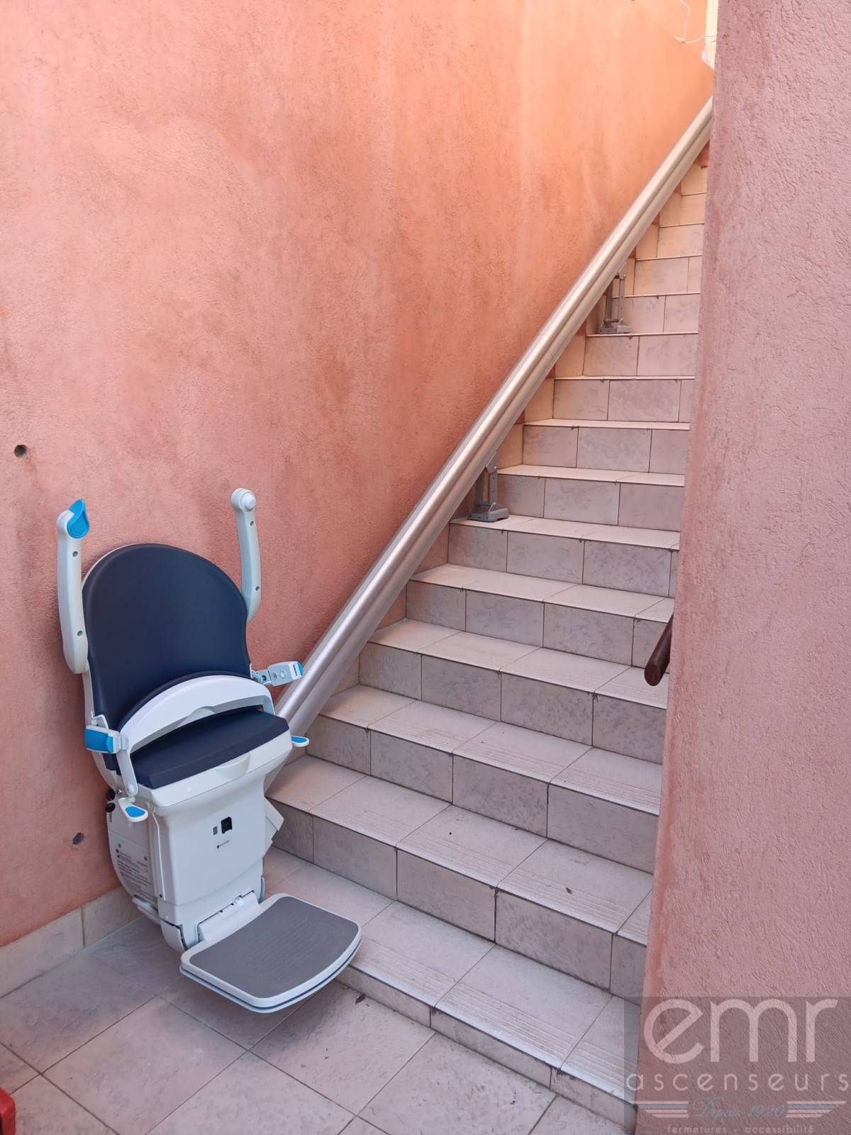 Chaise monte-escaliers en extérieur installée  par Emr Ascenseurs