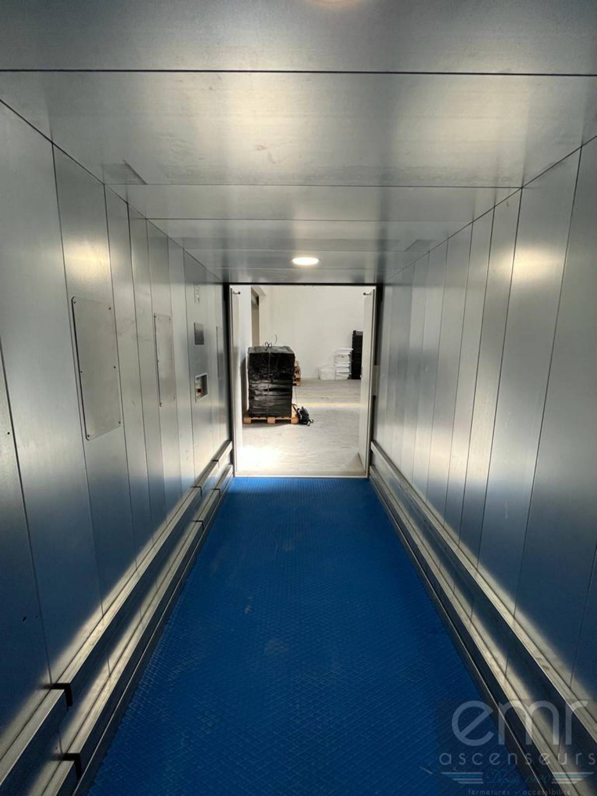 installation par EMR ASCENSEURS d'un monte-charges à ANTIBES 06