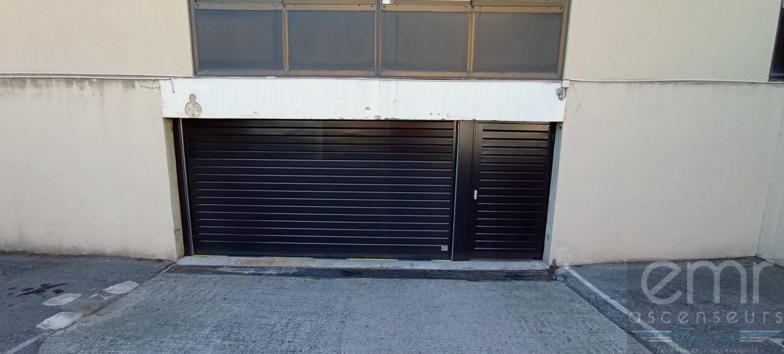 PORTE DE GARAGE AUTOMATIQUE BASCULANTE A COTE DE CAP 3000  