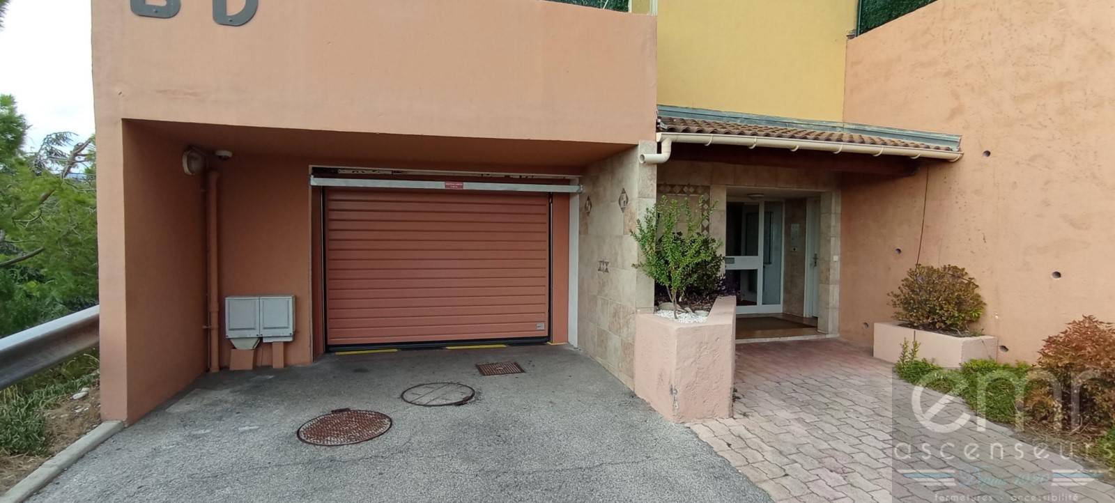 PORTE DE GARAGE BASCULANTE INSTALLEE PAR EMR 