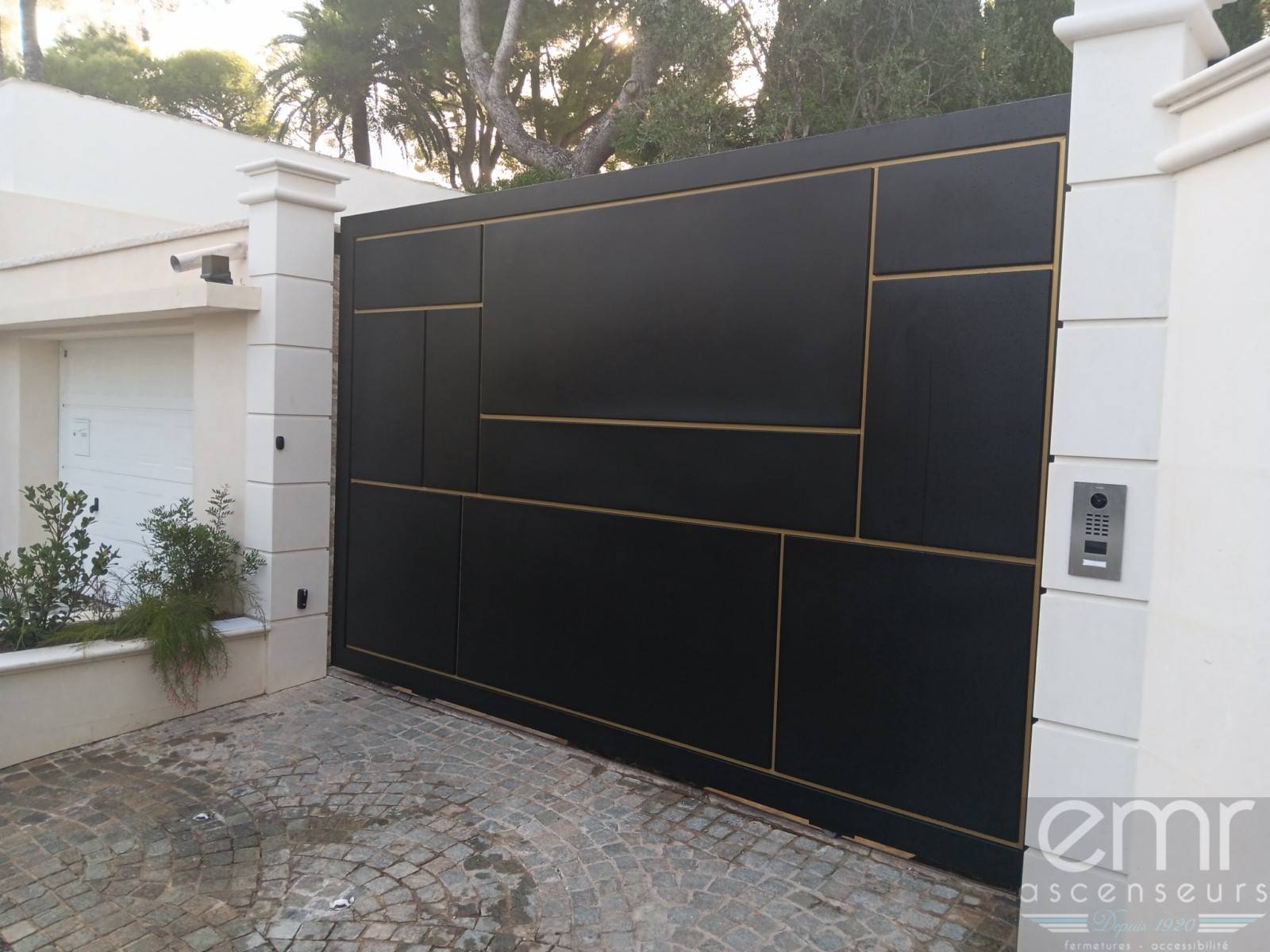 installation par EMR ASCENSEURS ET FERMETURES d'un portail entièrement inox automatisé