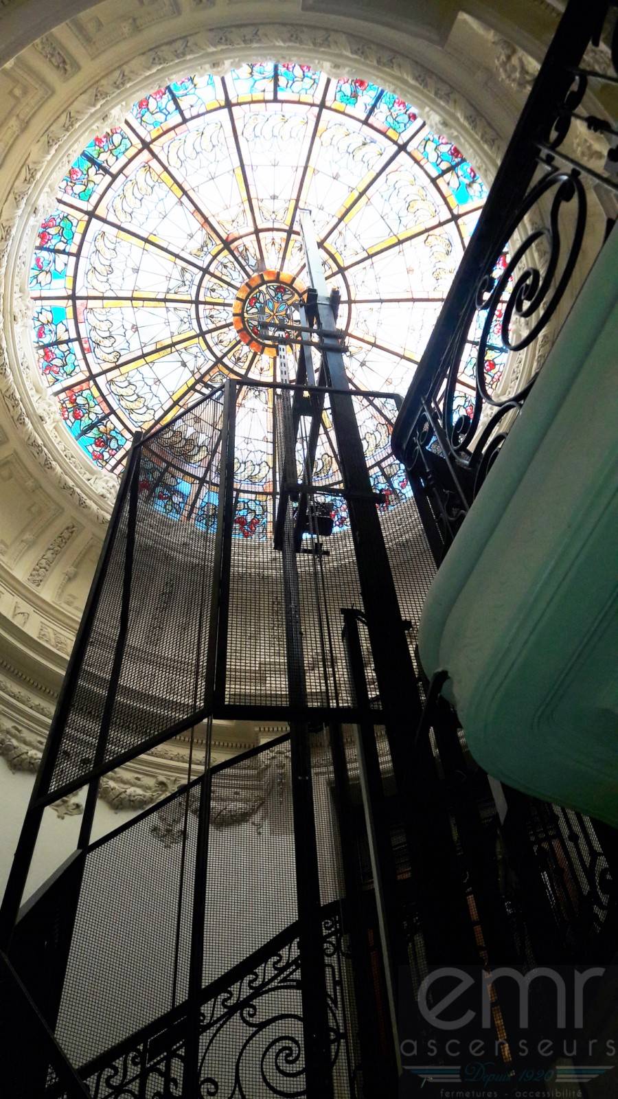 ASCENSEUR ANTIQUE DANS UN IMMEUBLE ART DECO A NICE