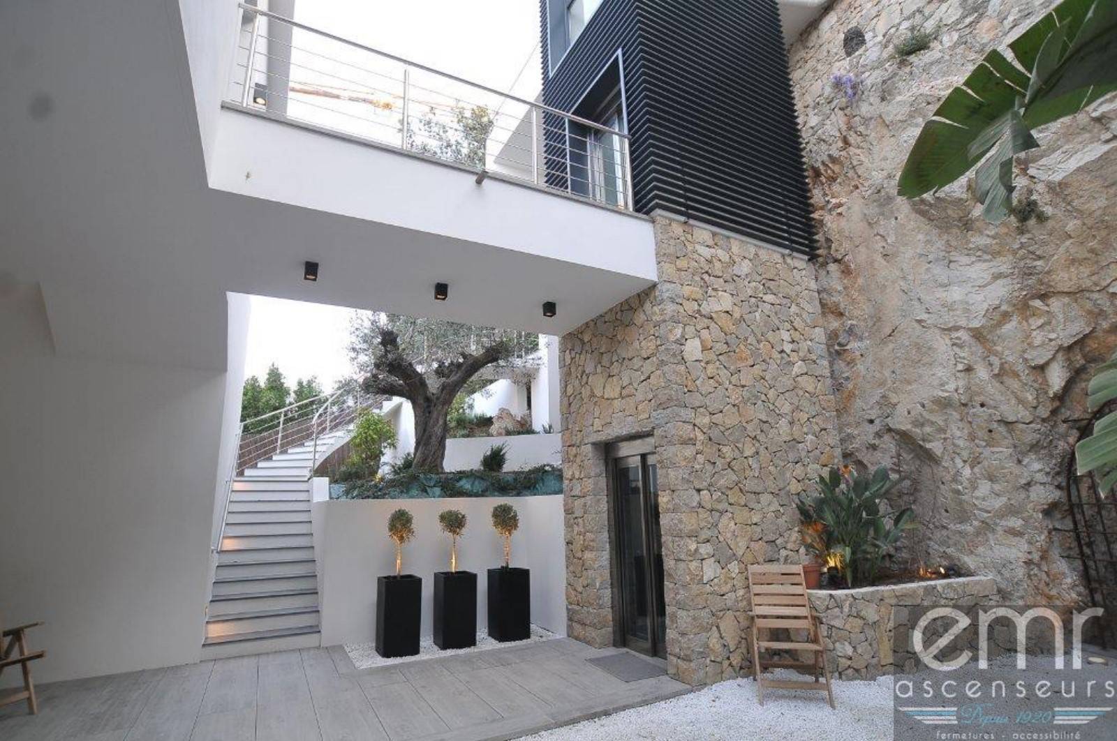 ascenseur dans une trémie maçonnée sur Nice bord de Mer