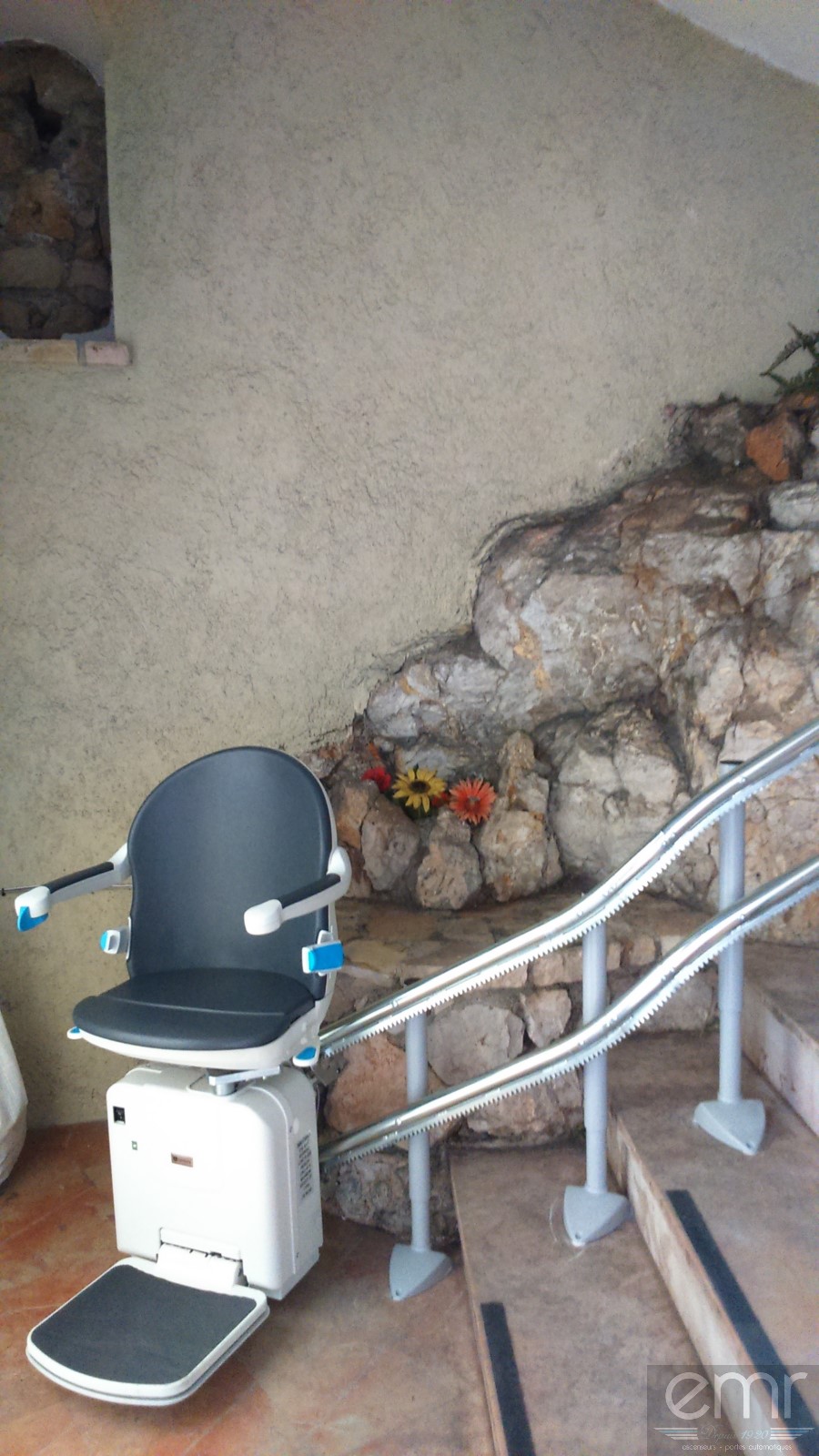 Installation d'un fauteuil monte escaliers extérieur dans une villa au 30 av Jean Lorrain à Nice