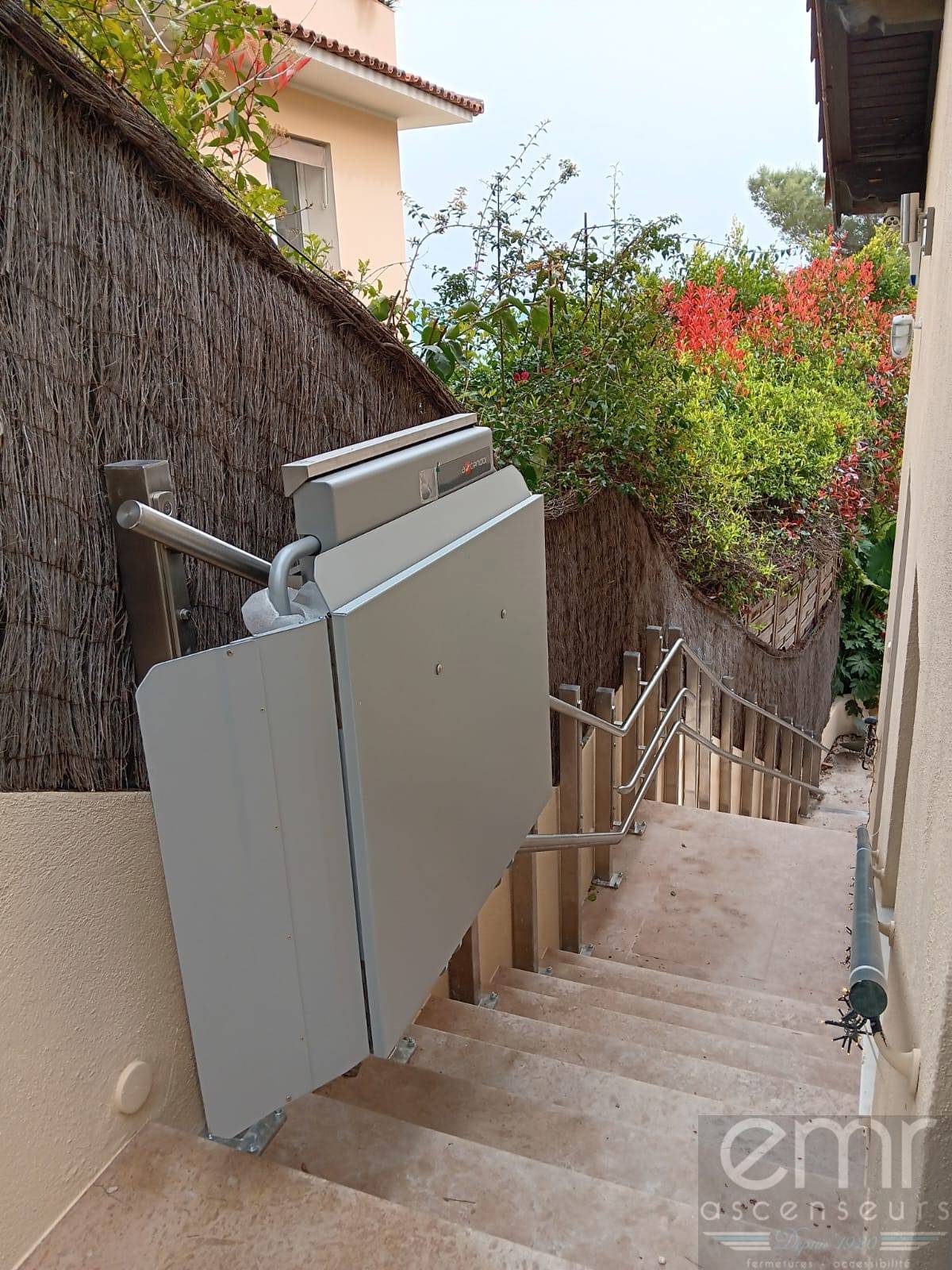 plateforme monte escaliers installée par Emr Ascenseurs à Eze sur Mer