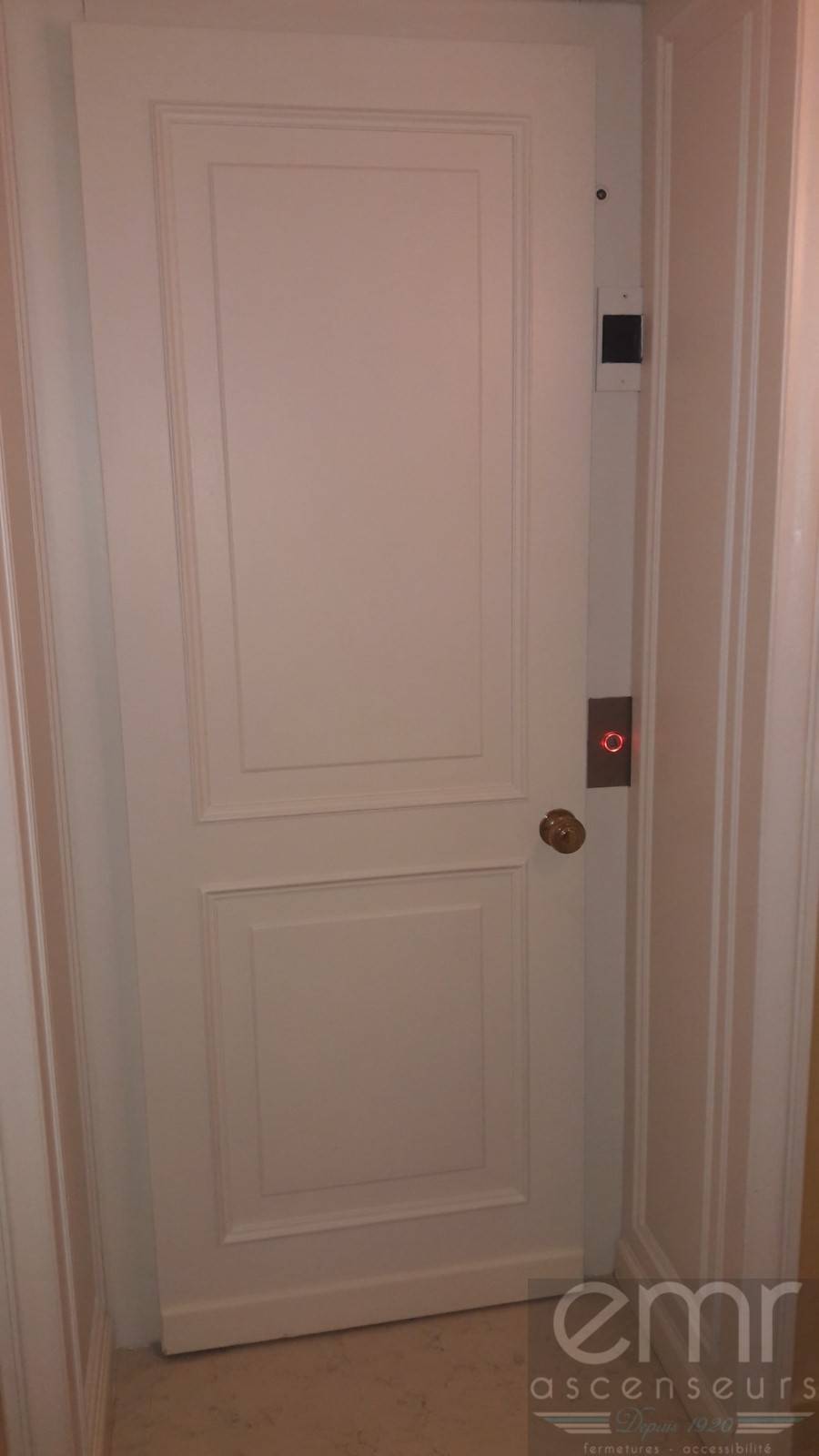 Emr Ascenseurs - porte palière ascenseur cachée ?