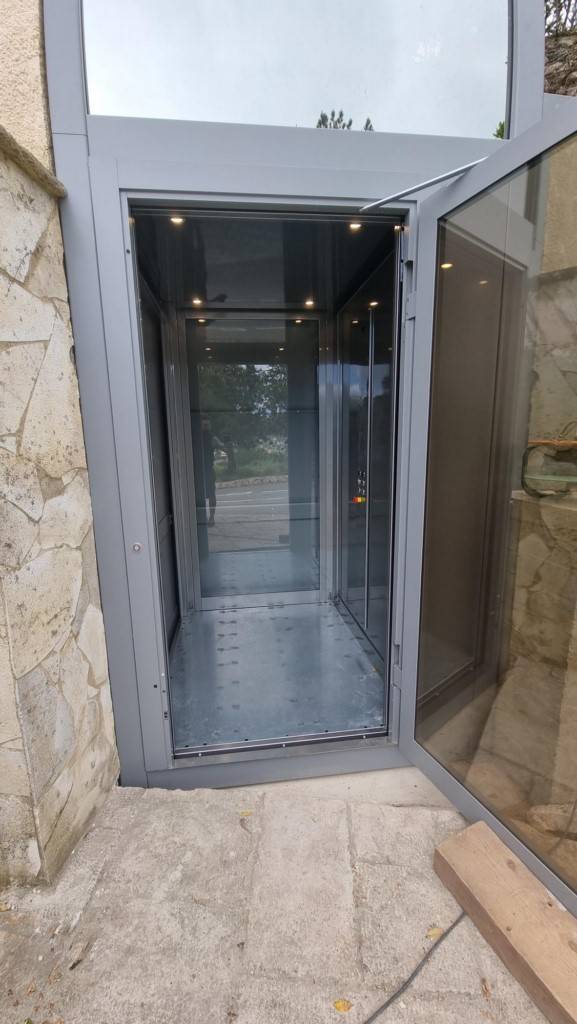 Photo de l'installation de l'extérieur porte ouverte