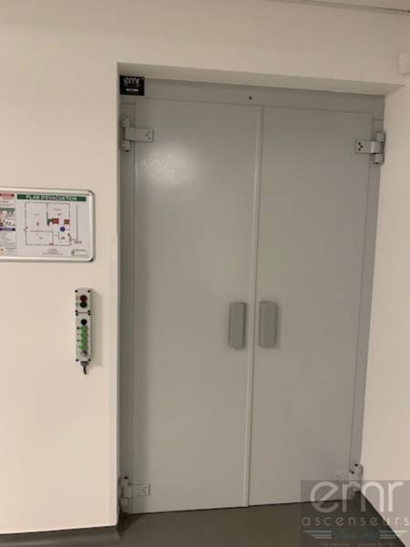 MONTE CHARGE NON ACCOMPAGNE  INSTALLE PAR EMR ASCENSEURS A ST CEZAIRE 