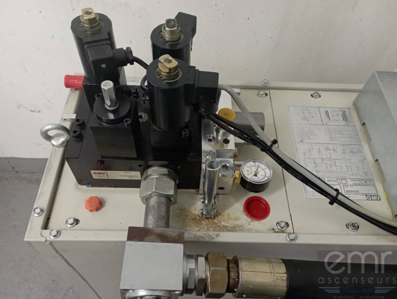EMR Ascenseurs - après remplacement d'une partie du distributeur hydraulique