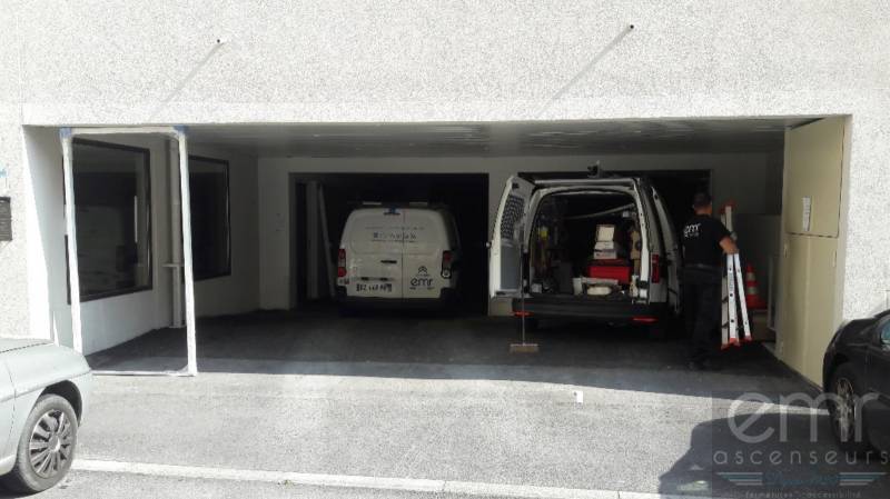 Installation d'une porte de garage dans un immeuble à Nice