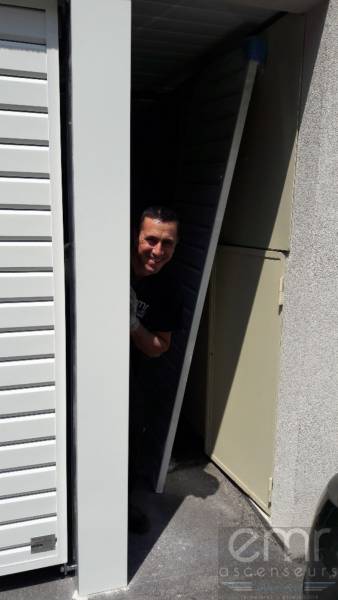 Installation d'une porte de garage dans un immeuble à Nice