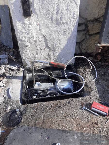Emr Ascenseurs et Fermetures - Nouveau moteur en cours d'installation