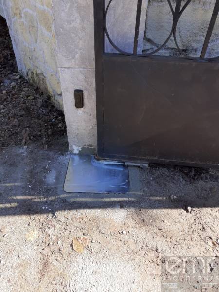 Emr Ascenseurs et Fermetures - Nouveau moteur bien isolé dans son nouveau caisson