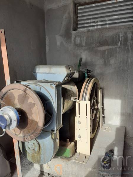 ancien groupe de levage