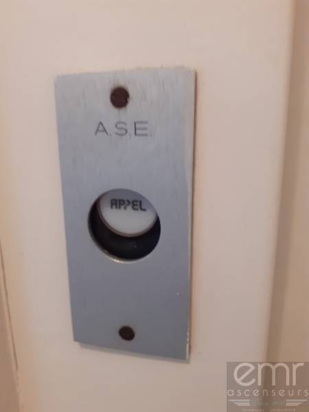 Emr Ascenseurs - ancien bouton cassé