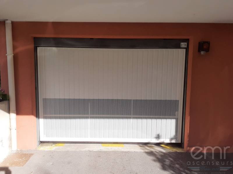 Remplacement d'un tablier de porte de garage à la suite d'un choc véhicule pour une copropriété à Menton