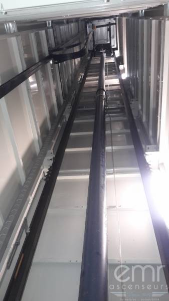 Emr Ascenseurs - intérieur de gaine et vue cabine