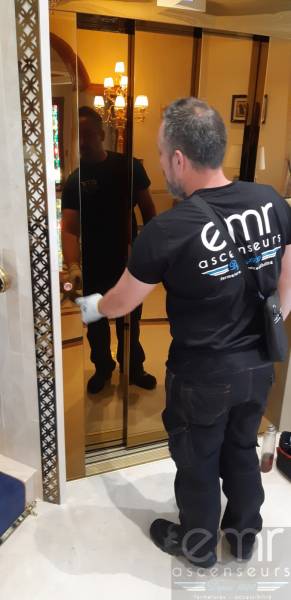 Maintenance d'un ascenseur au Domaine de Cuiros