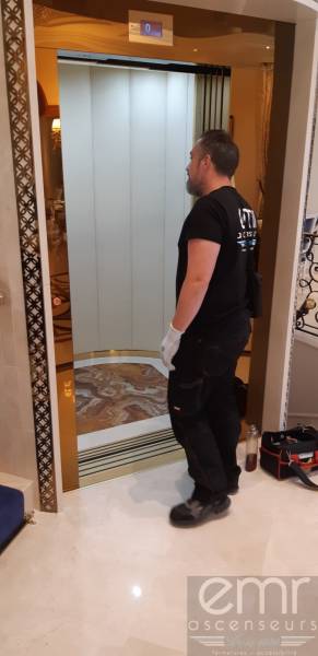 Maintenance d'un ascenseur au Domaine de Cuiros