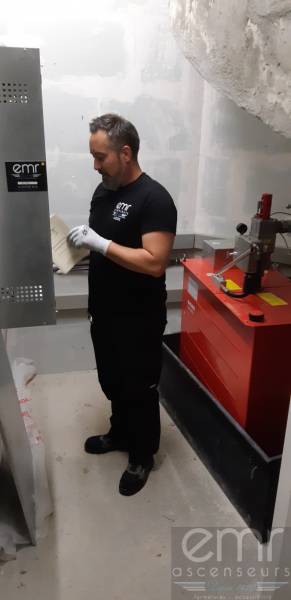 Maintenance d'un ascenseur au Domaine de Cuiros