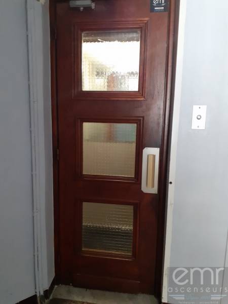 Emr Ascenseurs - Ancienne porte en bois remise en état