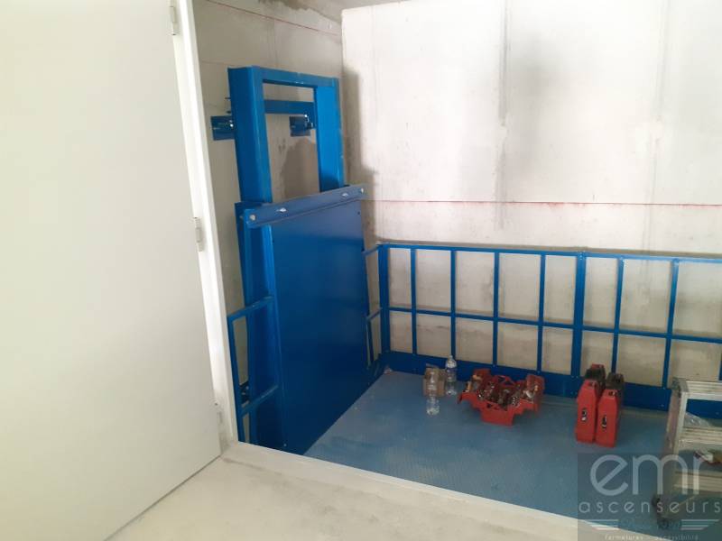 Installation d'un monte-charge hydraulique non accompagné dans une distillerie de Caussols