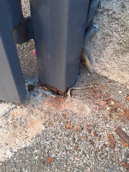 Remplacement du poteau porteur d'un portillon dans une copropriété à Fréjus