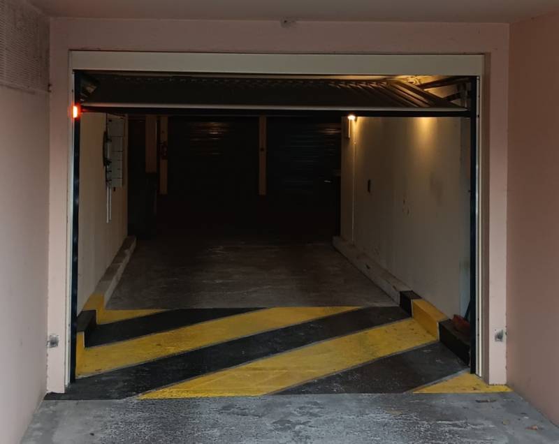 porte de garage ouverte vue extérieur