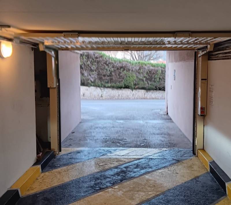 porte de garage ouverte vue intérieur