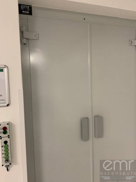 MONTE CHARGE PORTES FERMEES A SAINT CEZAIRE