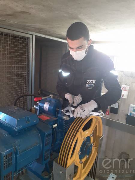 Emr Ascenseurs - technicien en formation