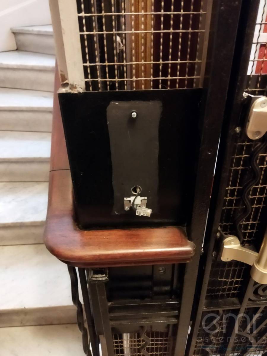  BOUTON PALIER VANDALISE  SUR UN ASCENSEUR A NICE
