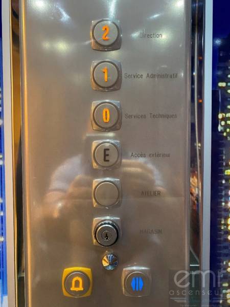 Feuille de cuivre sur boutonnière cabine