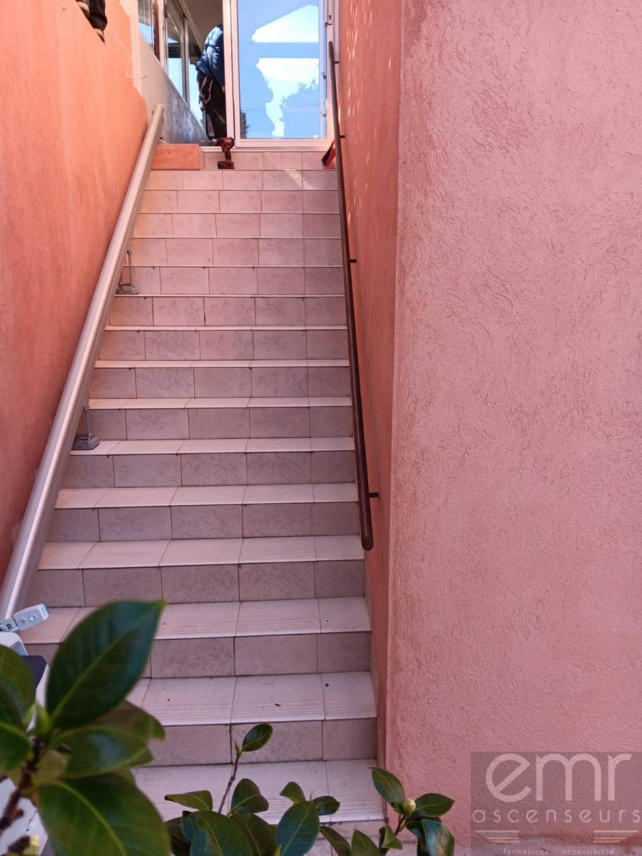 chaise monte-escaliers dans un escalier droit installée par Emr ascenseurs