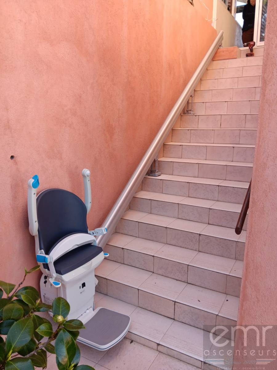 Chaise monte-escaliers à l'exterieur d'une villa sur Nice