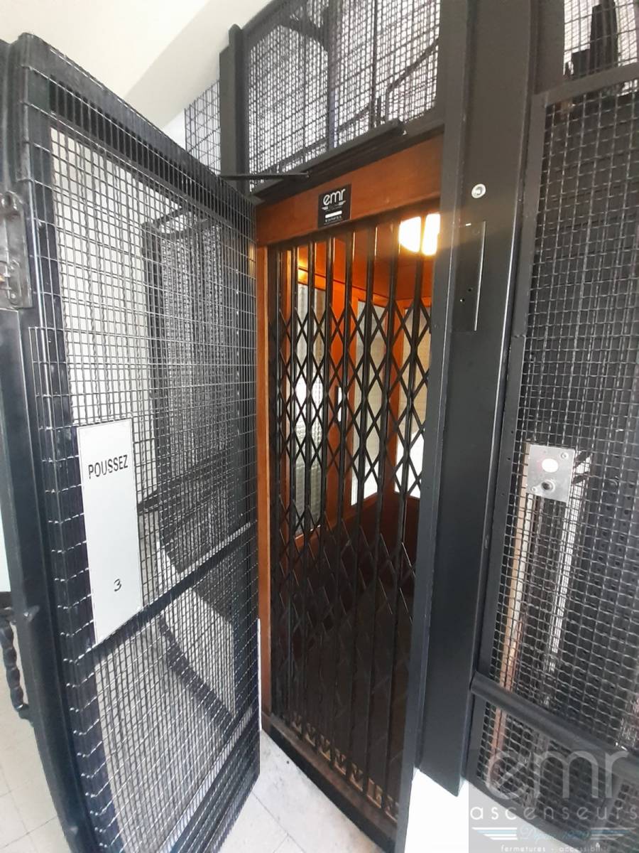 Les techniciens EMR maintiennent en bon état de fonctionnement les anciens ascenseurs