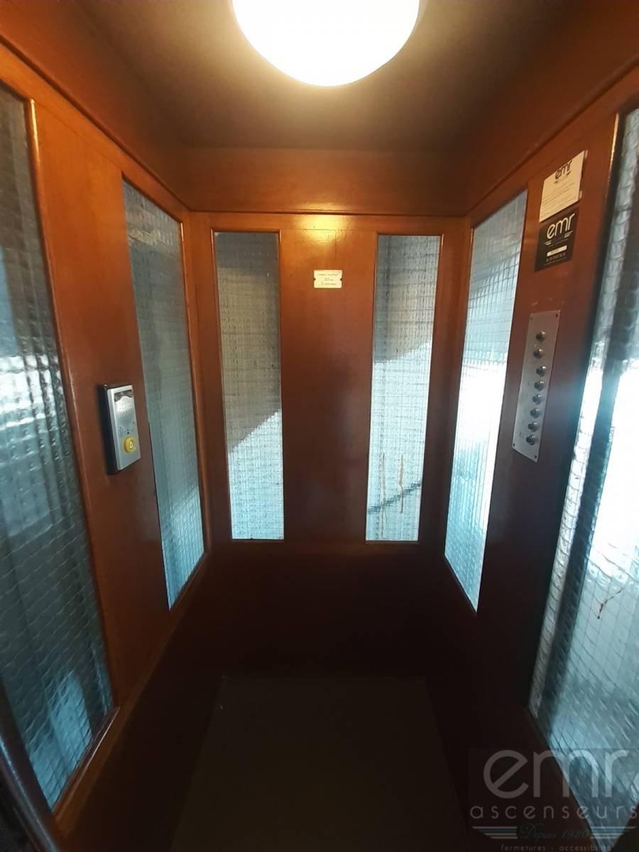 Ascenseur ancien maintenu par EMR Ascenseurs avec ancienne cabine Artis