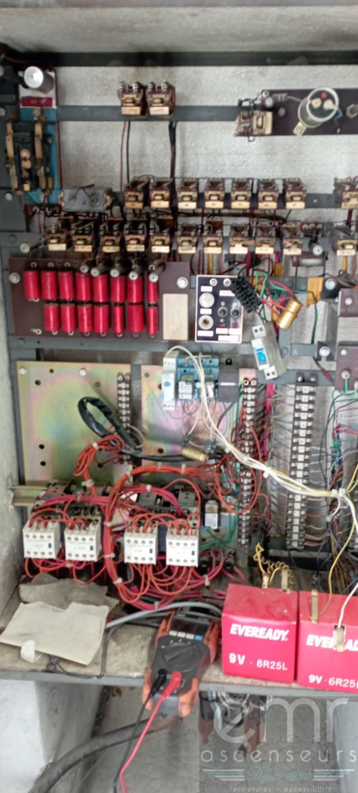 Ancien tableau de manoeuvre Artis des années 60 avec installation contacteurs neuf pour continuer à assurer un bon fonctionnement de l'ascenseur