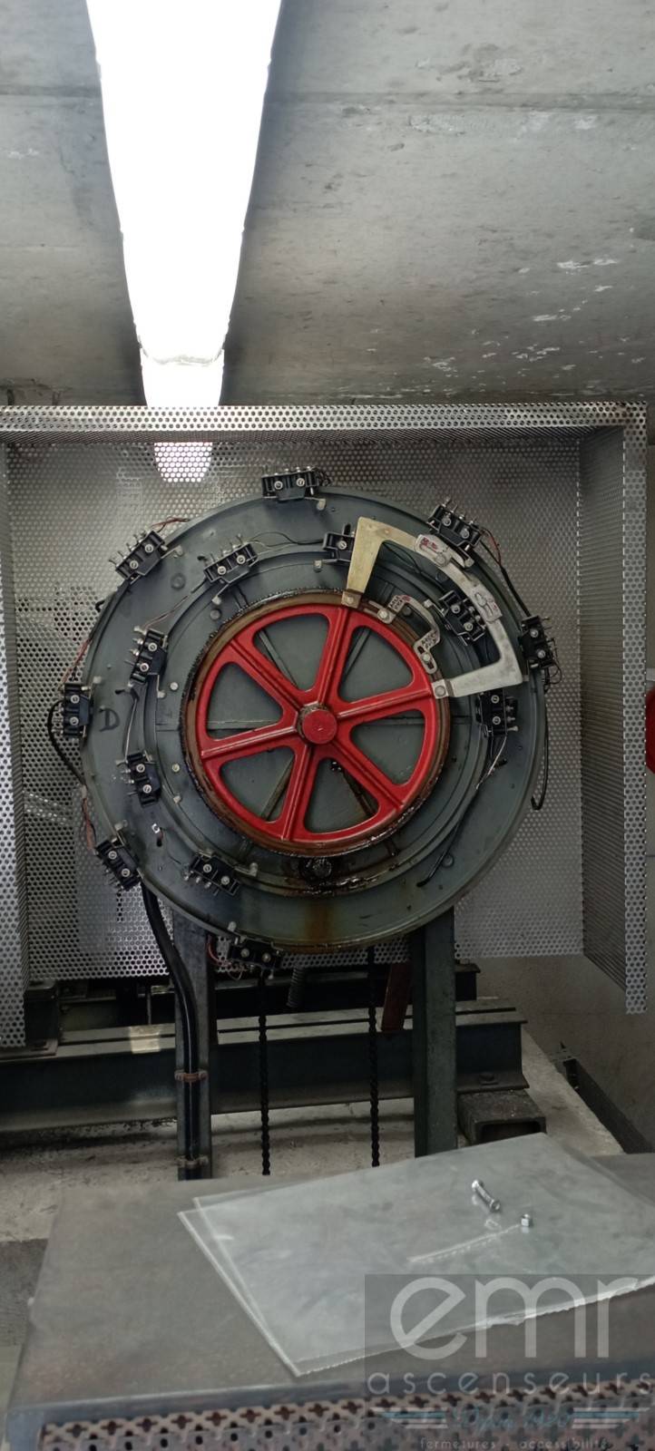 Sélecteur rotatif qui donne l'arrêt aux étages datant des années 60