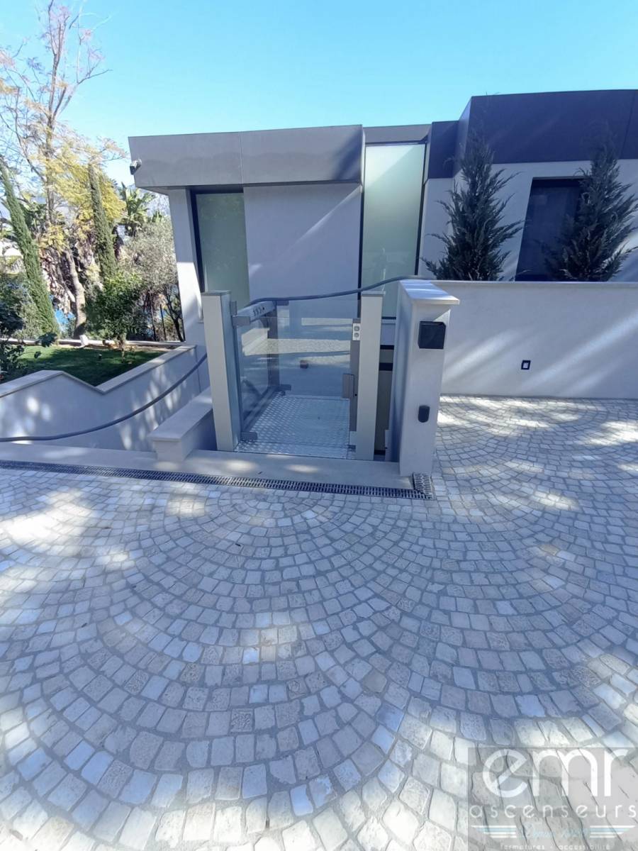 Accéder aux étages sans difficulté grâce à un élévateur électrique installé par Emr Ascenseurs 