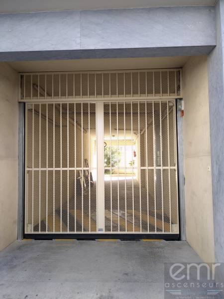 Installation d'une porte de garage dans une copropriété à Nice