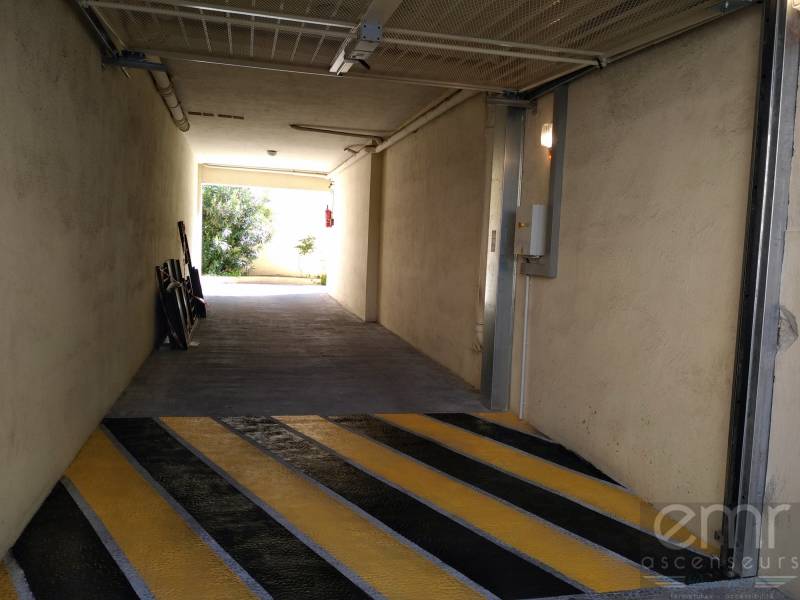 Remplacement d'une porte de garage dans une résidence au Cannet