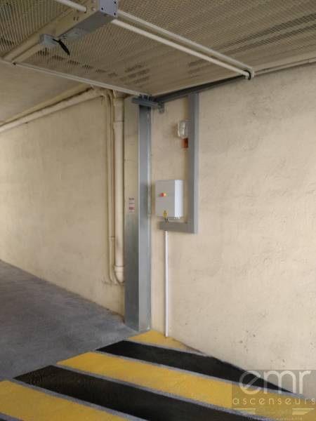 Remplacement d'une porte de garage dans une résidence au Cannet