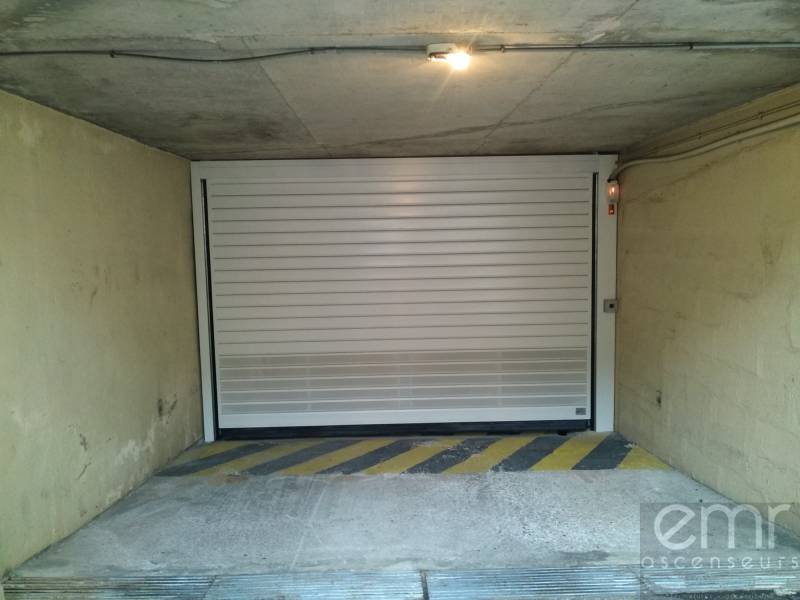 Remplacement d'une porte de garage dans une résidence au Cannet