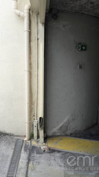 EMR Ascenseurs - Avant - Portail choqué