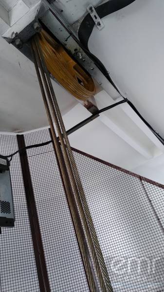 Qui contacter pour le remplacement d’une poulie de renvoi sous dalle ? L’intervention d’EMR ASCENSEURS dans un immeuble Niçois (06).