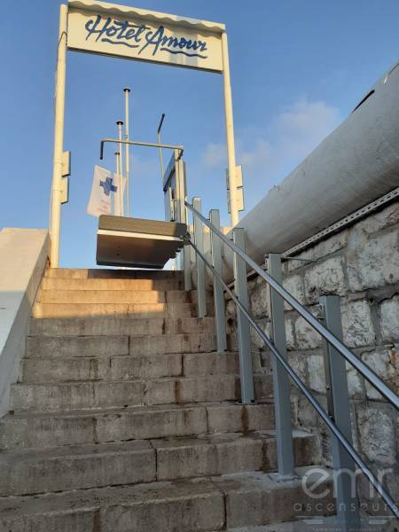 Installation d'une plateforme pour accéder à la plage Hôtel Amour à Nice